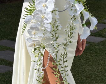 Bukiet ślubny ze sztucznych orchidei i kalii z perłową obręczą – nowoczesne białe kwiaty ślubne – Kalibridal