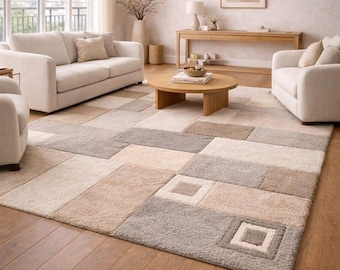 Alfombra de patchwork beige y gris, moderna y neutra, acogedora para sala de estar.