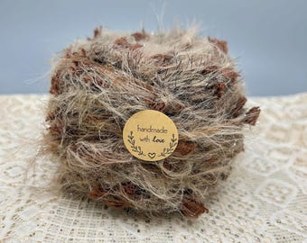 Warmes taupe-braune Flecken weiches flauschiges texturiertes Garn
