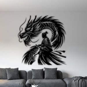 Puede incluir: Arte mural de metal negro que representa un dragón y un guerrero samurái. El dragón está detallado con una melena y escamas fluidas. El samurái está en una pose tradicional, sosteniendo una espada. La obra de arte está montada en una pared blanca sobre un sofá gris.