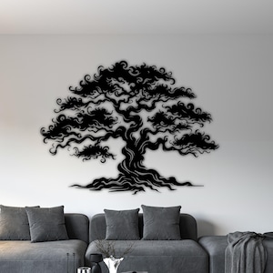 Peut inclure: Une œuvre d'art murale en métal noir représentant un arbre stylisé. L'arbre présente des branches tourbillonnantes et un tronc texturé, fixé sur un mur blanc au-dessus d'un canapé gris. La pièce est décorée avec des meubles modernes.