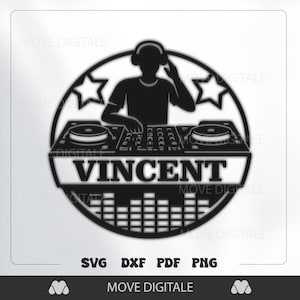 Puede incluir: Gráfico en blanco y negro de una silueta de DJ con auriculares, con tocadiscos y una mesa de mezclas. El nombre "VINCENT" se muestra de forma destacada. Incluye opciones de tipo de archivo: SVG, DXF, PDF y PNG.
