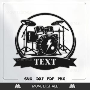 Op de afbeelding: Zwart-wit illustratie van een drumstel met bekkens, drums en statieven, omlijst door een cirkelvormig frame. Een banner onderaan toont het woord "TEKST". De afbeelding bevat ook de tekst "SVG DXF PDF PNG" en "MOVE DIGITALE".