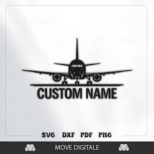 Könnte beinhalten: Eine schwarze Silhouette eines Flugzeugs mit dem Text "CUSTOM NAME" darunter. Das Bild enthält auch die Dateityp-Abkürzungen: SVG, DXF, PDF und PNG. Das Design ist für den digitalen Gebrauch bestimmt.