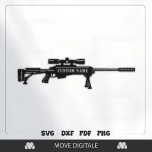 Peut inclure: Silhouette noire d'un fusil de sniper avec une lunette, un bipied et le texte "CUSTOM NAME". L'image comprend également le texte "SVG DXF PDF PNG" et "MOVE DIGITALE".