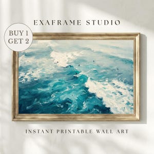 Puede incluir: Una pintura al óleo de olas oceánicas en tonos azules y blancos, enmarcada en un marco dorado ornamentado. La obra de arte presenta surfistas surfeando las olas. El texto en la imagen dice "EXAFRAME STUDIO" y "INSTANT PRINTABLE WALL ART".
