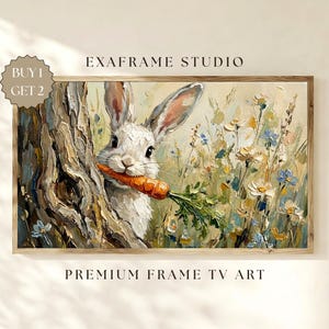 Può includere: Dipinto incorniciato di un coniglio bianco con una carota, che sbuca da dietro un tronco d'albero. L'opera presenta un campo di fiori selvatici nei toni del blu, giallo e verde. I testi "EXAFRAME STUDIO" e "PREMIUM FRAME TV ART" sono visibili.