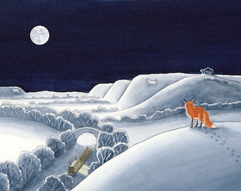 Può includere: Una volpe rossa si trova in cima a una collina ricoperta di neve, guardando un paesaggio illuminato dalla luna. Una barca canale attraversa una valle, con un ponte in lontananza. Il cielo è blu scuro con una luna piena.
