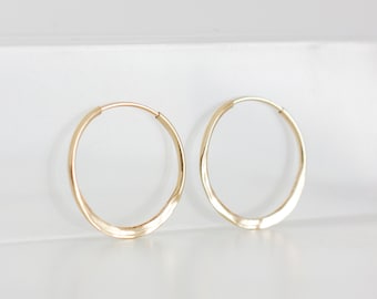 Pendientes de aro medio martillados Relleno de oro de 14k