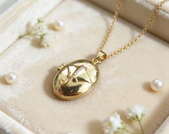 Gold Manta Ray Stingray Locket Necklace – Ocean Theme Oval Photo Locket Pendant – Sea Lover Gift – Gold Plated Vintage Style Jewelry