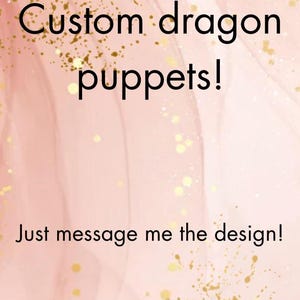 Peut inclure: Image avec un fond rose clair et des paillettes dorées. Le texte "Custom dragon puppets!" est affiché en noir. En dessous, le texte "Just message me the design!" est écrit en noir. L'image fait la promotion de marionnettes dragons personnalisées.