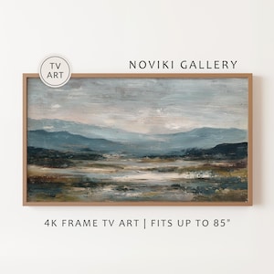Op de afbeelding: Landschapsschilderij in een houten lijst. Het kunstwerk toont een berglandschap in gedempte kleuren van blauw, groen en bruin. De tekst "NOVKI GALLERY" en "4K FRAME TV ART | FITS UP TO 85" zijn zichtbaar.