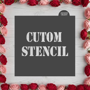 Może przedstawiać: Kwadratowy ciemnoszary szablon z białym napisem CUTOM STENCIL pogrubioną czcionką szeryfową. Małe okrągłe logo w prawym górnym rogu zawiera napis INVENT CRAFT. Szablon jest wyśrodkowany na tle o fakturze jasnego drewna.