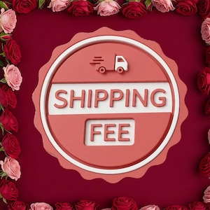 Puede incluir: Un emblema circular rojo y blanco con las palabras "SHIPPING FEE" y un pequeño icono de camión. El emblema está rodeado por un borde de rosas rojas y rosas sobre un fondo rojo.