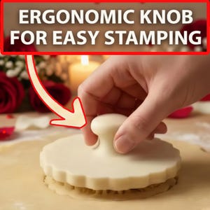 K&ouml;nnte beinhalten: Ein wei&szlig;er ergonomischer Knopf zum einfachen Stempeln wird auf den Teig gedr&uuml;ckt. Das Werkzeug hat eine runde Basis mit einem gewellten Rand. Der Text "ERGONOMIC KNOB FOR EASY STAMPING" befindet sich in einem roten Feld oben im Bild.