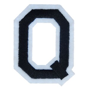 Puede incluir: Letra Q de fieltro negro con contorno blanco. La letra está en una fuente de bloque, en mayúsculas.