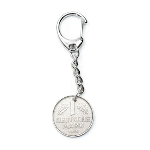 Könnte beinhalten: Ein silberner Schlüsselanhänger mit einer 1 Deutsche Mark Münze aus dem Jahr 1969.