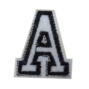 Può includere: Toppa in feltro bianco con la lettera "A" ricamata in nero. Il contorno e il riempimento sono neri, con un bordo argentato. Questa toppa in stile collegiale è adatta per giacche, borse o altri articoli in tessuto.