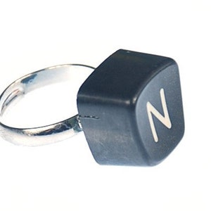 Anillo con letra N, llave de máquina de escribir vintage, miniblings, N cuadrada única