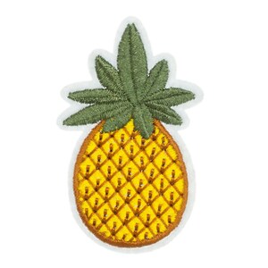 Op de afbeelding: Een gele ananas met een groene, bladerige bovenkant. De ananas is geborduurd op een witte stof.