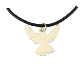 Könnte beinhalten: Ein weißer Taubenanhänger an einer schwarzen Lederkordelkette. Die Taube ist ein Symbol für Frieden und Hoffnung.
