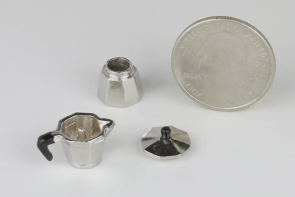 Piccola caffettiera in miniatura, diorama per casa delle bambole