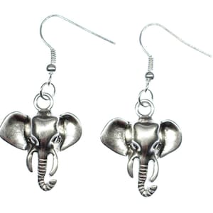 Può includere: Un paio di orecchini pendenti a forma di elefante in argento. Gli elefanti hanno dettagli elaborati e sono attaccati a ganci in argento.