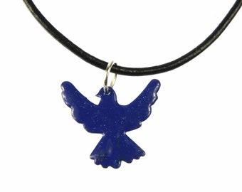 Könnte beinhalten: Eine Halskette mit einem blauen Taubenanhänger an einem schwarzen Lederband. Die Taube ist ein Symbol für Frieden und Hoffnung.