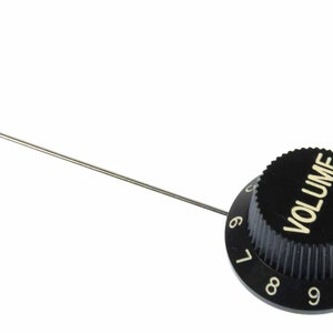 Peut inclure: Un bouton de volume noir avec des chiffres blancs et le mot "VOLUME" en blanc. Il est relié à une tige métallique argentée avec une pointe argentée. Les chiffres vont de 1 à 10.