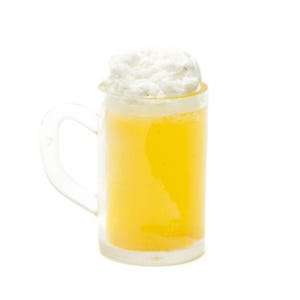Könnte beinhalten: Ein durchsichtiger Bierkrug aus Glas mit einem stabilen Henkel, gefüllt mit einer hellgelben Flüssigkeit, die an Bier erinnert. Oben auf dem Krug befindet sich eine dicke, strukturierte Schicht aus weißem Schaum, die über den Rand hinausragt.
