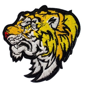 Könnte beinhalten: Gestickter Bügel-Patch mit einem gelben und weißen Tigerkopf mit schwarzen Umrissen. Der Tiger blickt nach links und hat einen grimmigen Ausdruck.