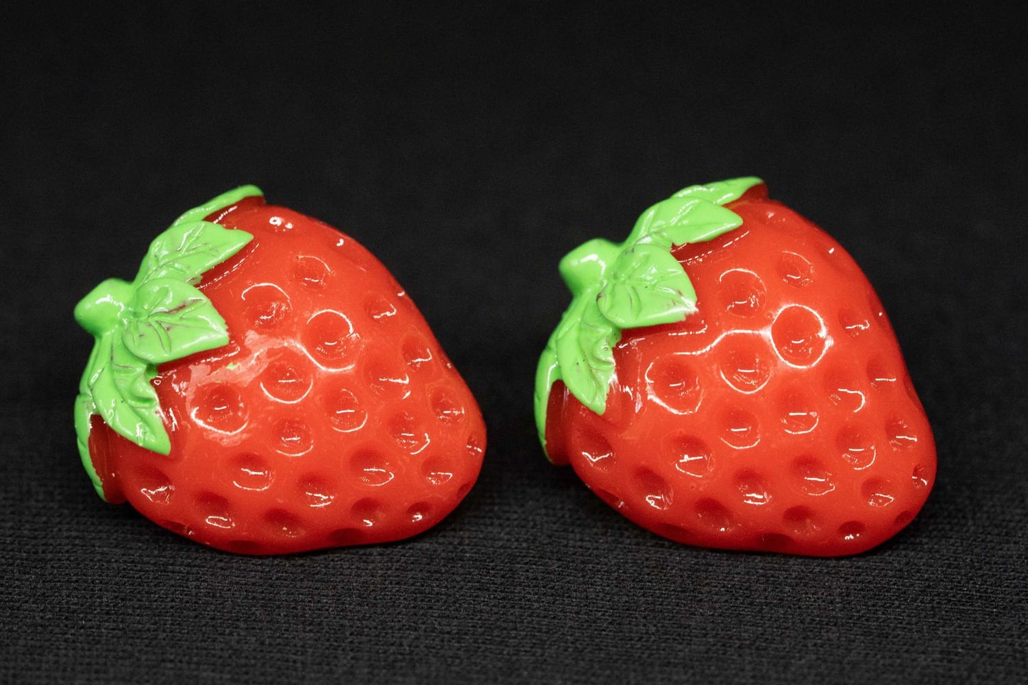 Handgefertigte Erdbeer-Ohrstecker Aus Polymer Clay – Pink, 10 Mm, Für Allergiker Geeignet