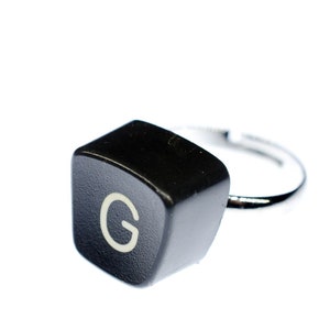 Anillo con letra G, llave de máquina de escribir vintage, miniblings, G cuadrada única