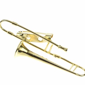 Puede incluir: Un trombón de color dorado, un instrumento musical de metal, se muestra en posición horizontal. El instrumento está sobre un fondo blanco.