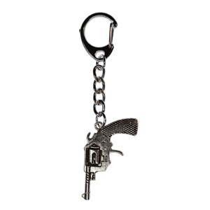 Könnte beinhalten: Ein silberner Revolver-Schlüsselanhänger mit einer Kette und einem silbernen Ring.