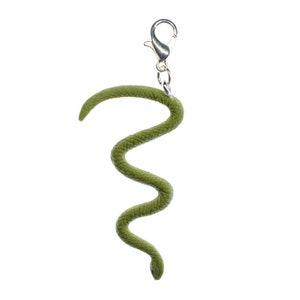 Op de afbeelding: Een groene slangenbedel met een zilveren sluiting. De slang is opgerold in een spiraalvorm.