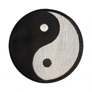 Peut inclure: Un patch rond brodé avec un symbole yin yang noir et blanc.