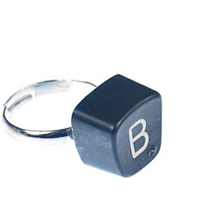 Anillo con letra B, llave de máquina de escribir vintage, miniblings, cuadrado único B