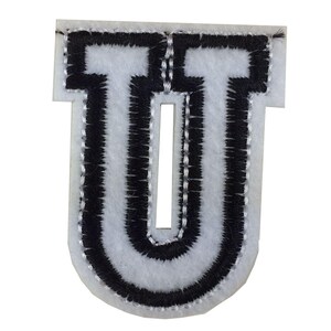 Könnte beinhalten: Ein weißes Filz-Buchstaben-Patch "U" mit schwarzen Stickdetails. Der Buchstabe ist mit schwarzen Nähten umrandet und hat eine weiße Mitte. Geeignet für verschiedene Bastelprojekte.