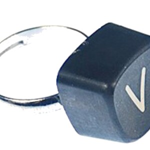 Anillo de letras V llave de máquina de escribir vintage Miniblings cuadrado único V