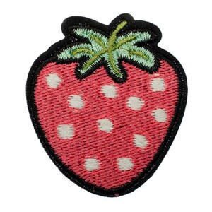 Op de afbeelding: Een geborduurde aardbeienpatch met witte stippen en een groene geborduurde stengel en bladeren. De aardbei is zwart omrand.