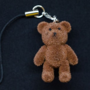 Ours en peluche aspect velours Pendentif pour telephone mobileours brun fonce image 2