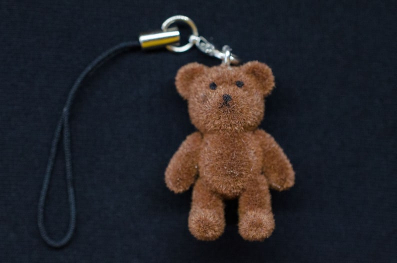 Ours en peluche aspect velours Pendentif pour telephone mobileours brun fonce image 2