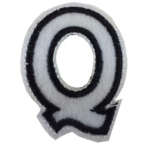 Puede incluir: Parche de fieltro blanco con la letra "Q" y detalles bordados en negro. La letra tiene un diseño audaz y redondeado con un contorno negro y una franja negra en el centro. El parche está diseñado para coser o planchar.