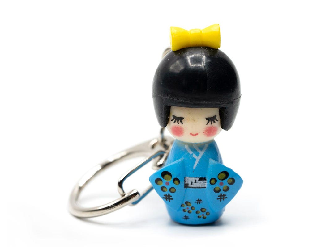 Poupée Geisha Japonaise Porte-clés Ou Pendentif - En Bois Rouge, Style Kokeshi - Fait Main à Berlin - Cadeau Original Et Folklorique