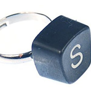 Anillo con letra S, llave de máquina de escribir vintage, miniblings, cuadrado único S