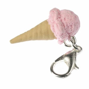 以下が含まれることがあります： ピンク色のソフトクリームがベージュ色のワッフルコーンに乗ったチャーム。銀色のロブスタークラスプが付いています。アイスクリームは質感があり、コーンは詳細なデザインです。