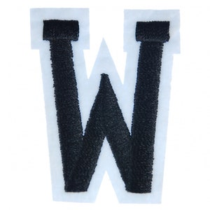 Könnte beinhalten: Schwarzer Filzbuchstabe W mit weißem Umriss. Der Buchstabe ist gestickt und hat einen leicht abgenutzten Look.
