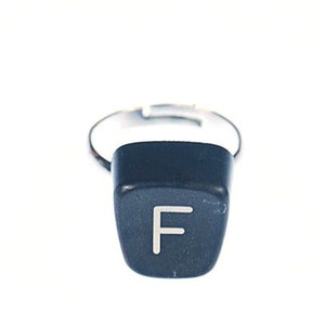 Anillo con letra F, llave de máquina de escribir vintage, miniblings, cuadrado único F