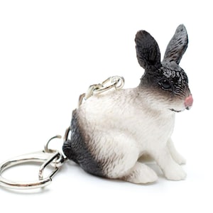 Breloczek-królik Miniblings zawieszka do kluczy króliki siedzące w ogrodzie